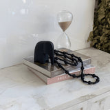 Colar Decorativo e livros caixas na decoração