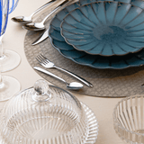 mesa de café da manhã com faqueiro talheres cromado com pratos e jogo americano