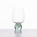 Taça 580ml com base esférica verde em close up