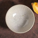 Vista superior de bowl cerâmico bege com padrão de linhas irradiadas