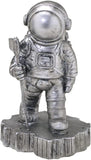 Escultura Astronauta Decorativo com Bandeira Cromado 10,5cm - Ela Decora