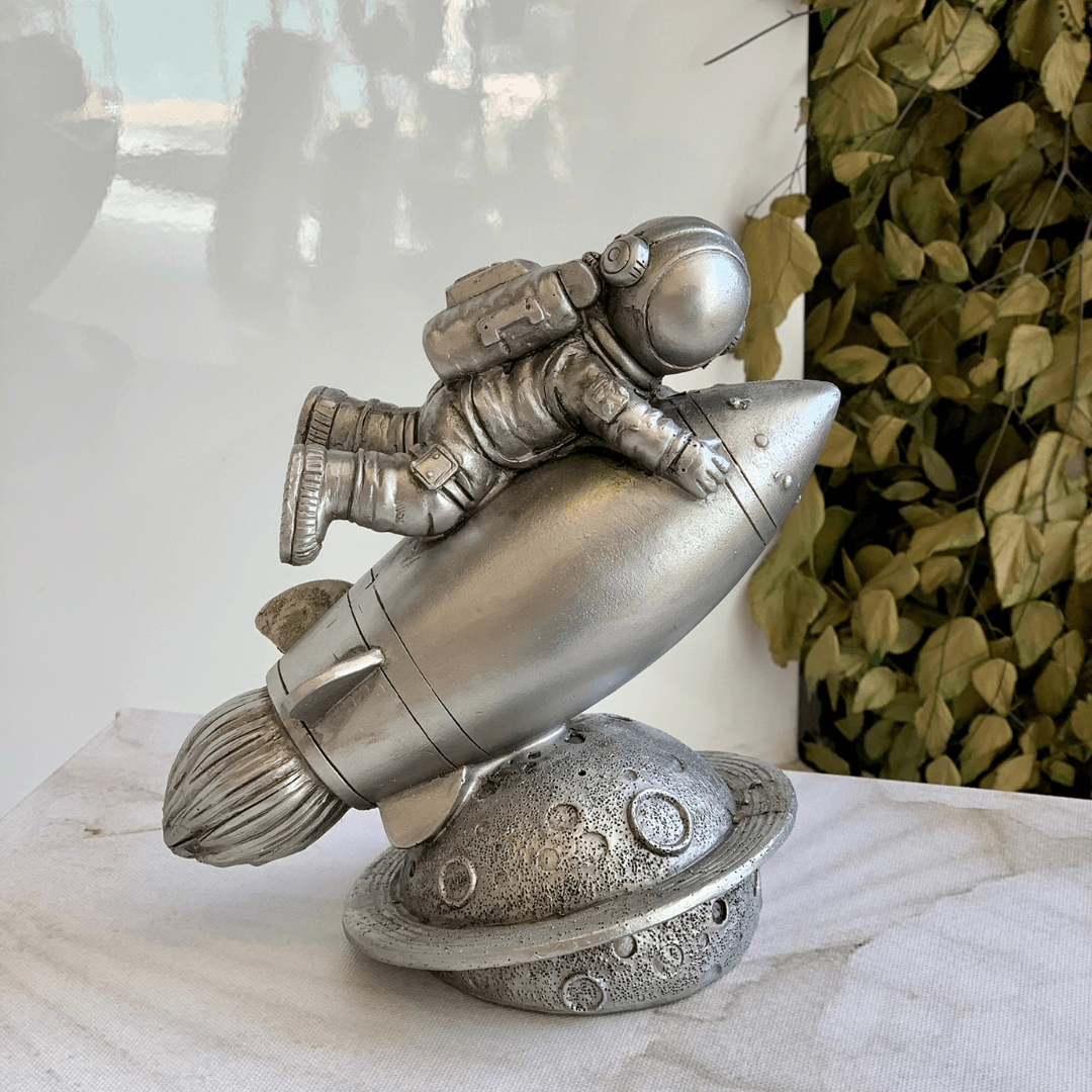 Escultura Astronauta Foguete Decorativo Cromado 14cm - Ela Decora