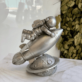 Escultura Astronauta Foguete Decorativo Cromado 14cm - Ela Decora