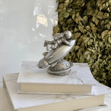 Escultura Astronauta Foguete Decorativo Cromado 14cm - Ela Decora