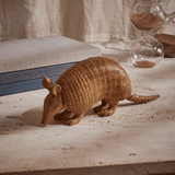 Escultura Decorativa Tatu em Poliresina Marrom 25,5cm - Ela Decora