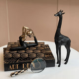 Escultura Girafa em Poliresina Preto 30cm - Ela Decora