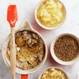 Bowl de massa com ingredientes de bolo e espátula vermelha para massas