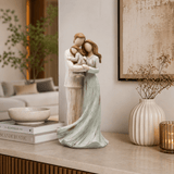 Figura decorativa família em resina tom pastel na sala de estar