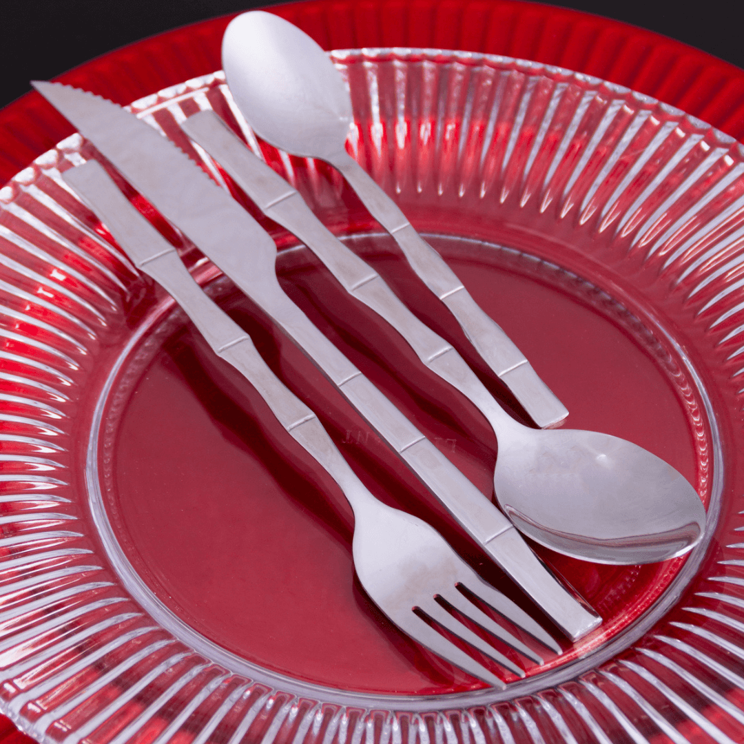 jogo de faca garfo e colher de sopa e de sobremesa em cima de prato