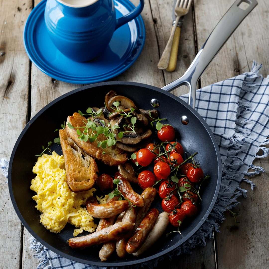 Frigideira com carne grelhada e legumes cristalizados