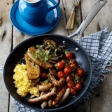 Frigideira com carne grelhada e legumes cristalizados