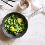 Frigideira com alça para verduras e saladas