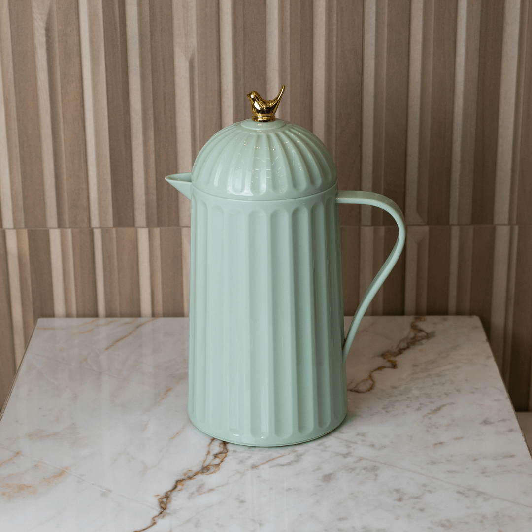 garrafa verde com passaro dourado na tampa de rosquear