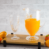 Jarra com suco e taça com coqueiro de cristal