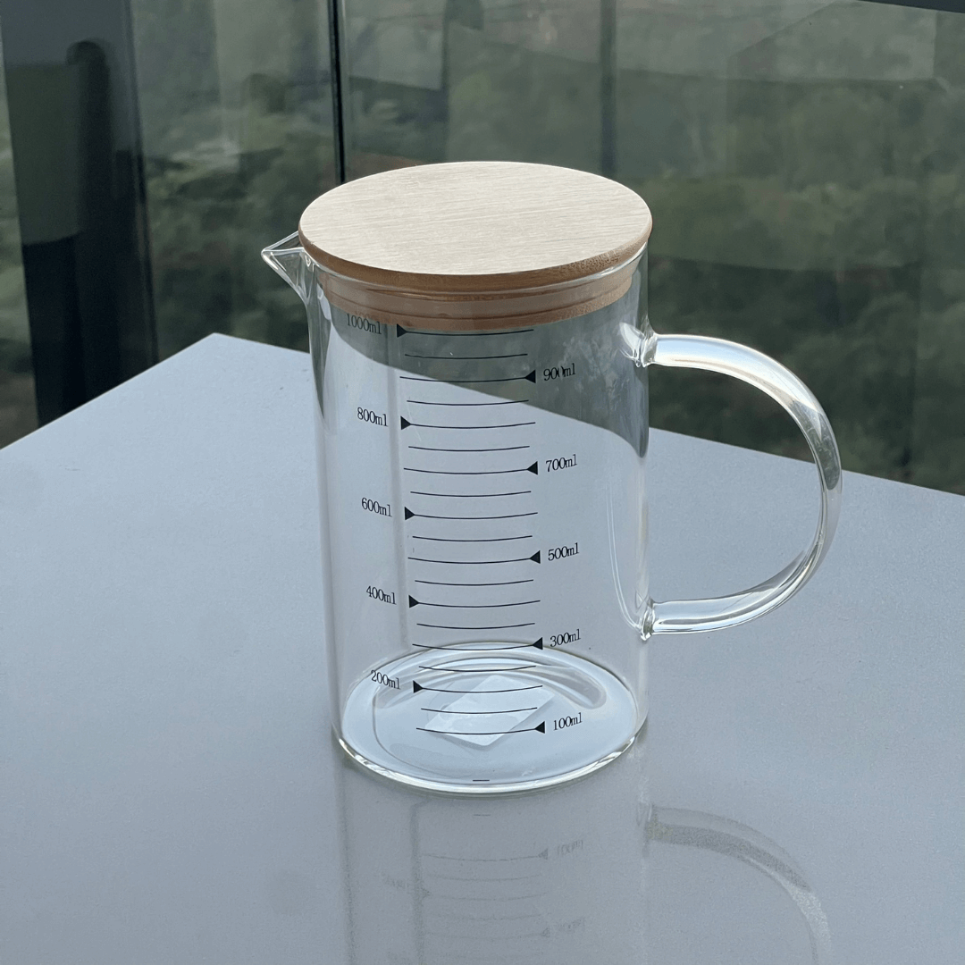 Jarra Medidora em Vidro com Tampa de Bambu 1 Litro - Ela Decora