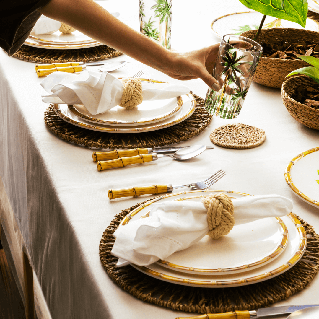 Mesa posta de bambu natural com guardanapos brancos