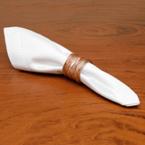 Guardanapo branco dobrado com anel porta guardanapo