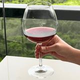 Taça com vinho bordo suave