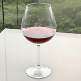 Taça com vinho tinto na mesa