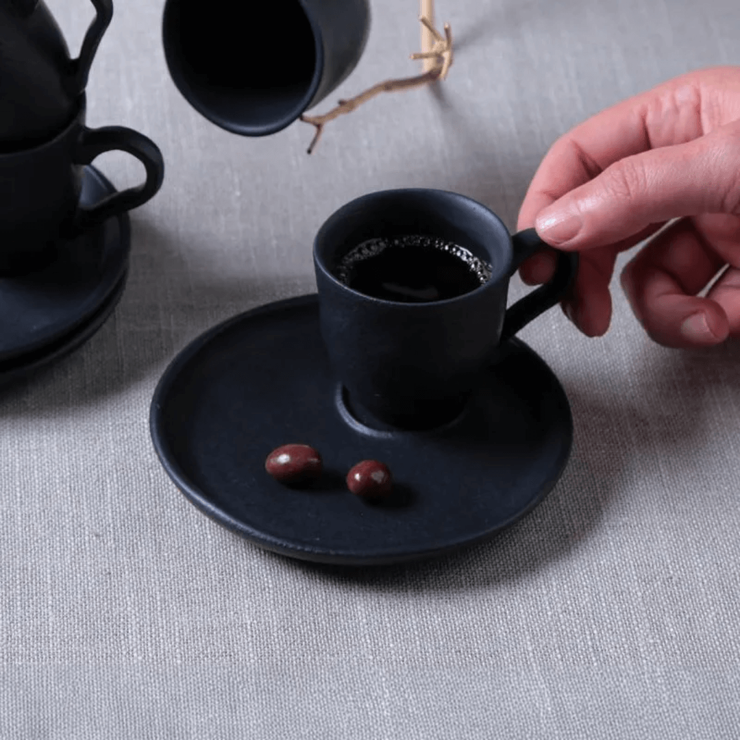 Jogo 6 Xícaras de Café com Pires Bio Preto Matte Descentralizado 70ml - Ela Decora