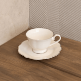 xicara branca com pires