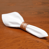 Guardanapo branco dobrado com anél porta guardanapos