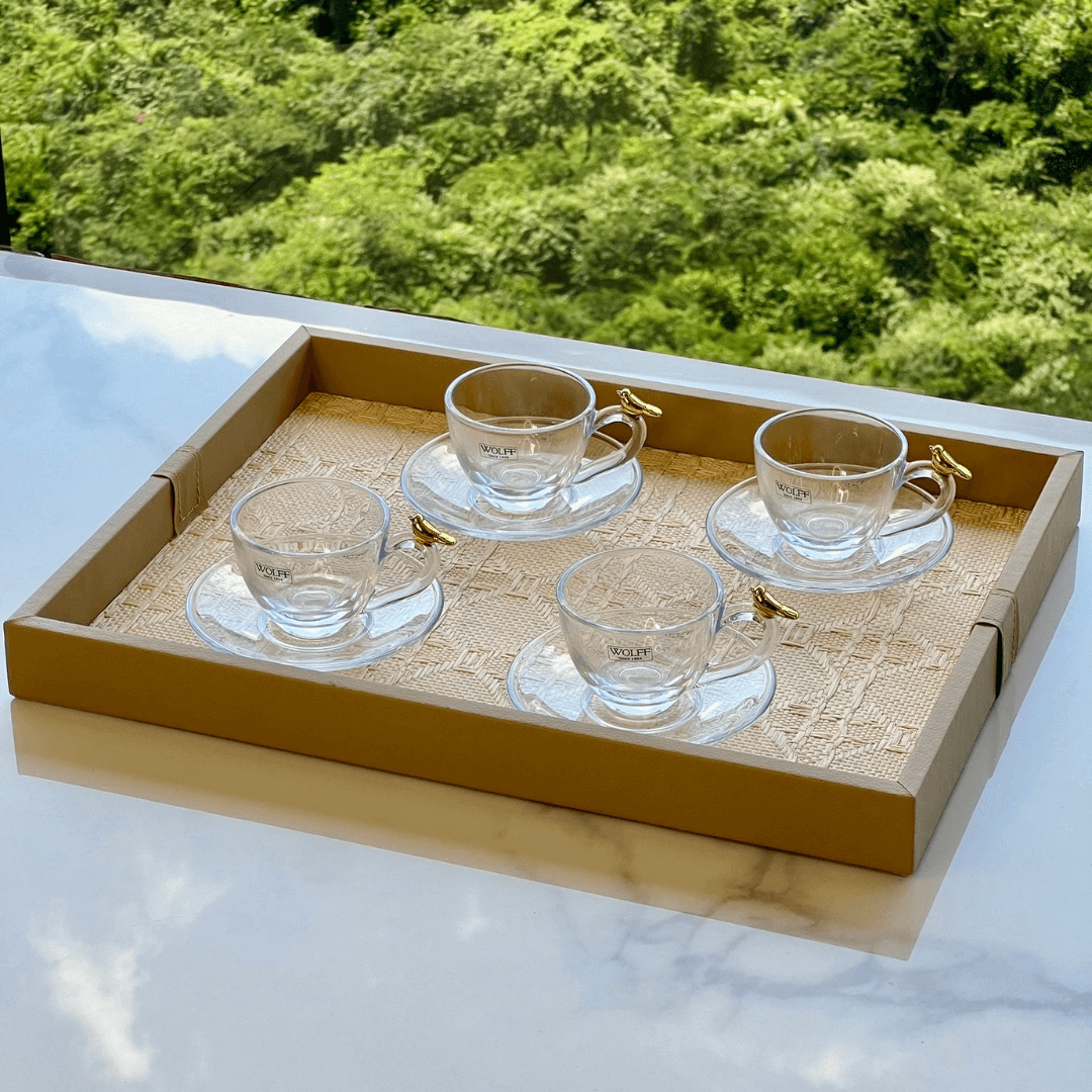 Bandeja marrom com xícaras de café