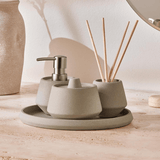 Detalhe do jogo para banheiro com 4 peças sobre bandeja. Ideal para compor a bancada com estilo moderno. Combine com lixeira para banheiro, porta detergente e acessórios organizadores para um ambiente funcional e sofisticado.