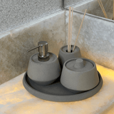 Jogo para banheiro em cimento cinza com 4 peças: dispenser, pote, difusor e bandeja. Ideal para banheiro organizado e decorado, combina com lixeira para banheiro e porta detergente, trazendo praticidade e estilo contemporâneo para a bancada.