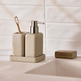 Jogo para banheiro em poliresina bege com 3 peças: dispenser, porta-escova e bandeja organizadora. Ideal para banheiro moderno e funcional, combina com lixeira para banheiro, porta detergente e itens de bancada com estilo clean e natural.
