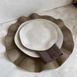 Composição de mesa com americano texturizado e guardanapo marrom
