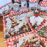 Jogo americano morangos páscoa com coelhos e xadrez vermelho na mesa