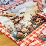 Detalhe do jogo americano com ilustração de coelhos, morangos e cesta de piquenique