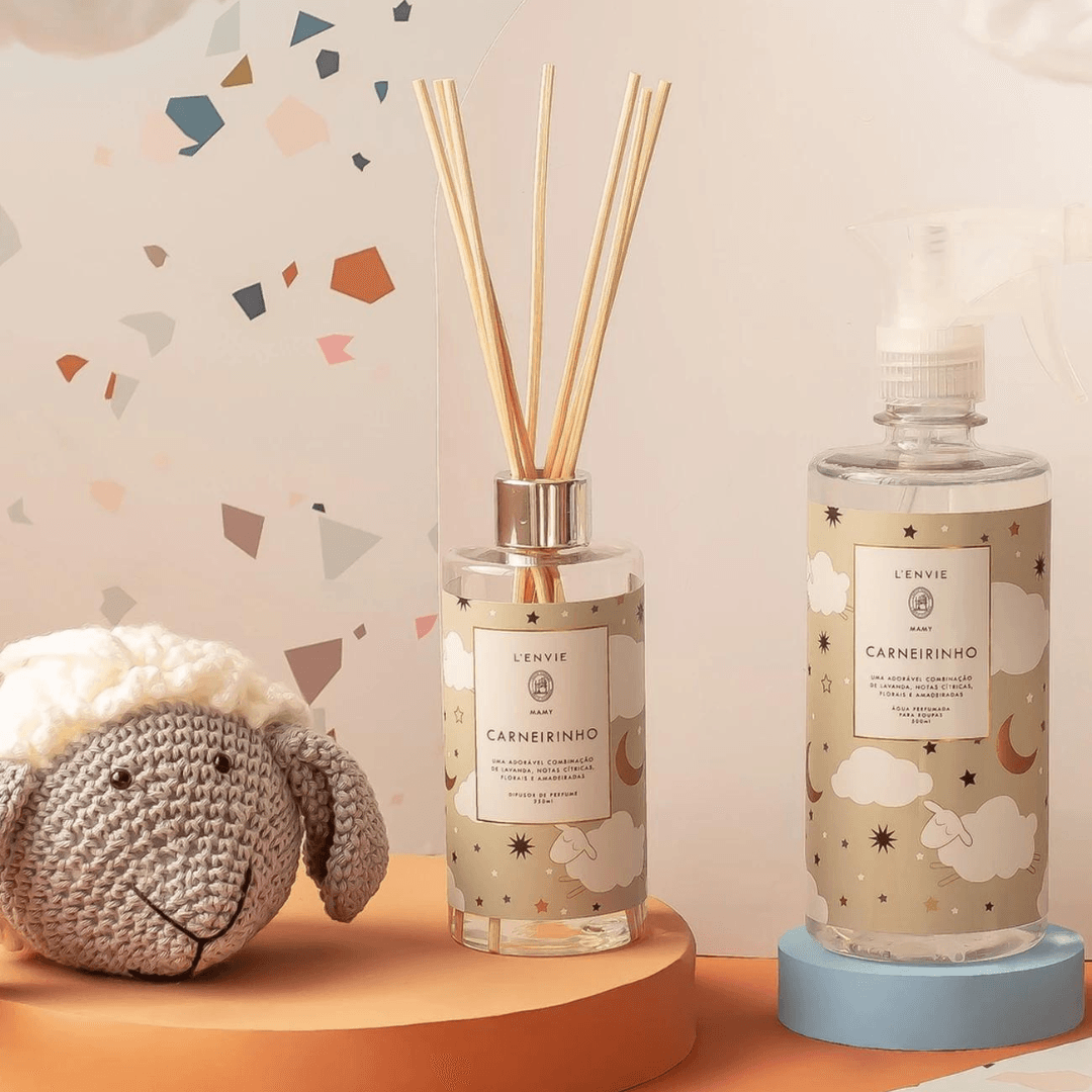Kit Água Perfumada e Difusor de Perfume Mamy Carneirinho L'Envie - Ela Decora