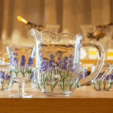 jarra e taça para bebidas e sucos com flor roxa