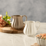 Leiteira de Porcelana Petala Areia Matt 220ml - Ela Decora