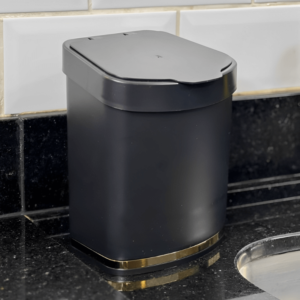 Lixeira 2,5 Litros Preta e Dourado - Ela Decora