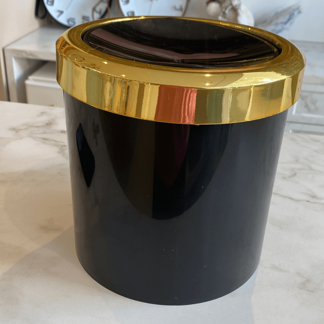 Lixeira Basculante 5 Litros Preta com Dourado - Ela Decora