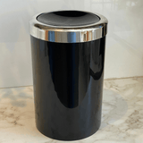 Lixeira Basculante 8 Litros Preta com Cromado - Ela Decora