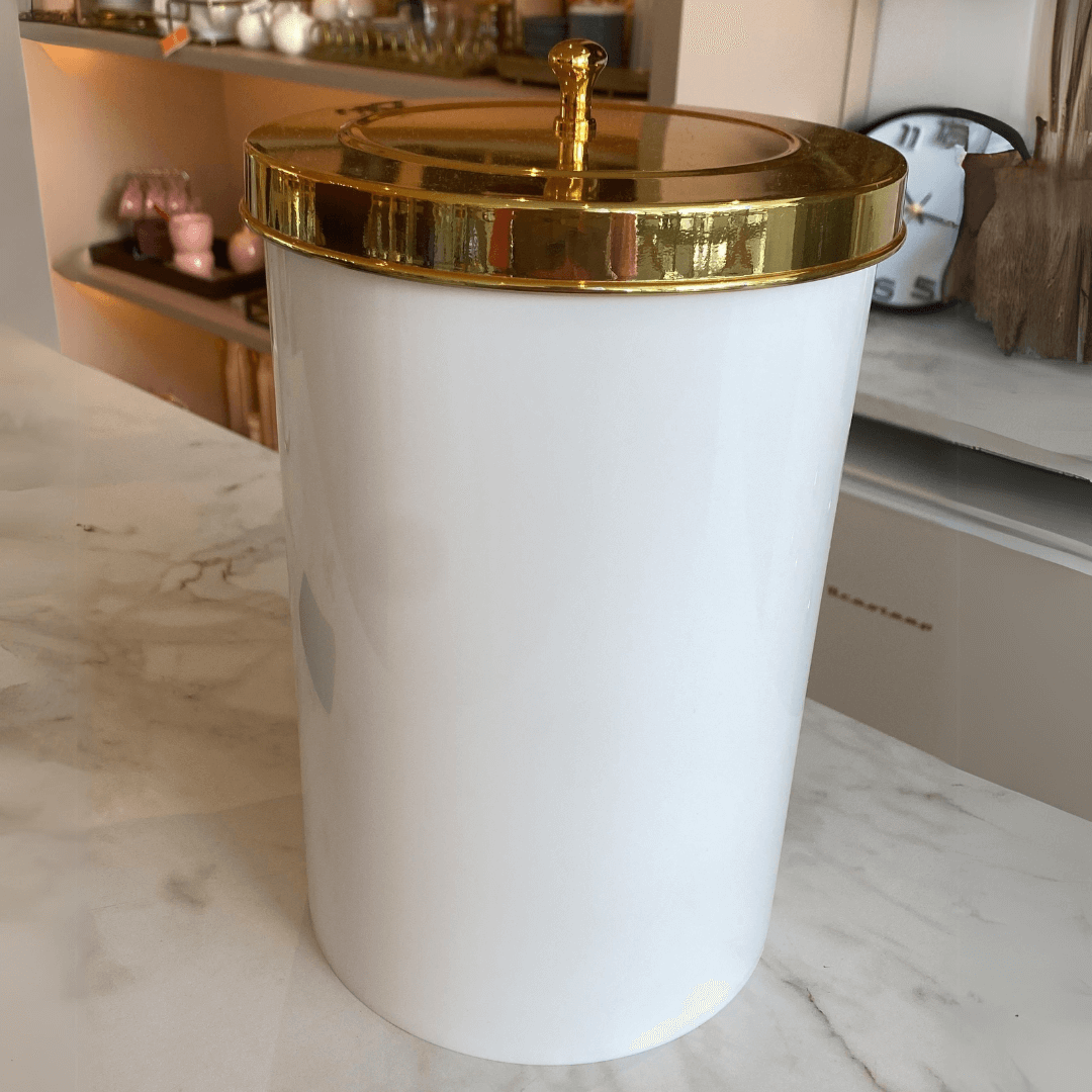 Lixeira Branca com Tampa Dourada 8 Litros - Ela Decora