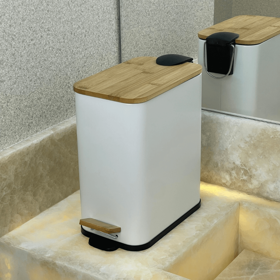 Lixeira com Pedal e Tampa de Bambu Practice Branca 5L - Ela Decora