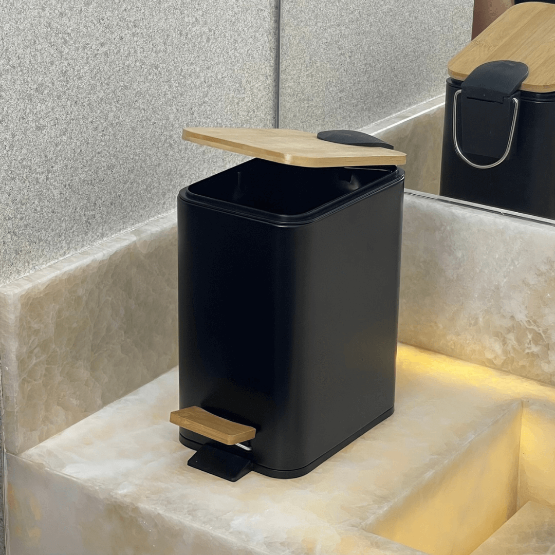 Lixeira com Pedal e Tampa em Bambu Practice Preta 5 Litros - Ela Decora