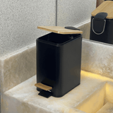 Lixeira com Pedal e Tampa em Bambu Practice Preta 5 Litros - Ela Decora