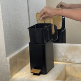 Lixeira com Pedal e Tampa em Bambu Practice Preta 5 Litros - Ela Decora