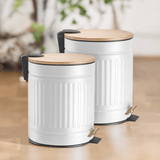 Lixeira Fluted de Metal com Tampa e Pedal de Bambu Branca 5 Litros - Ela Decora