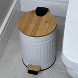 Lixeira de Metal branco com tampa de bambu