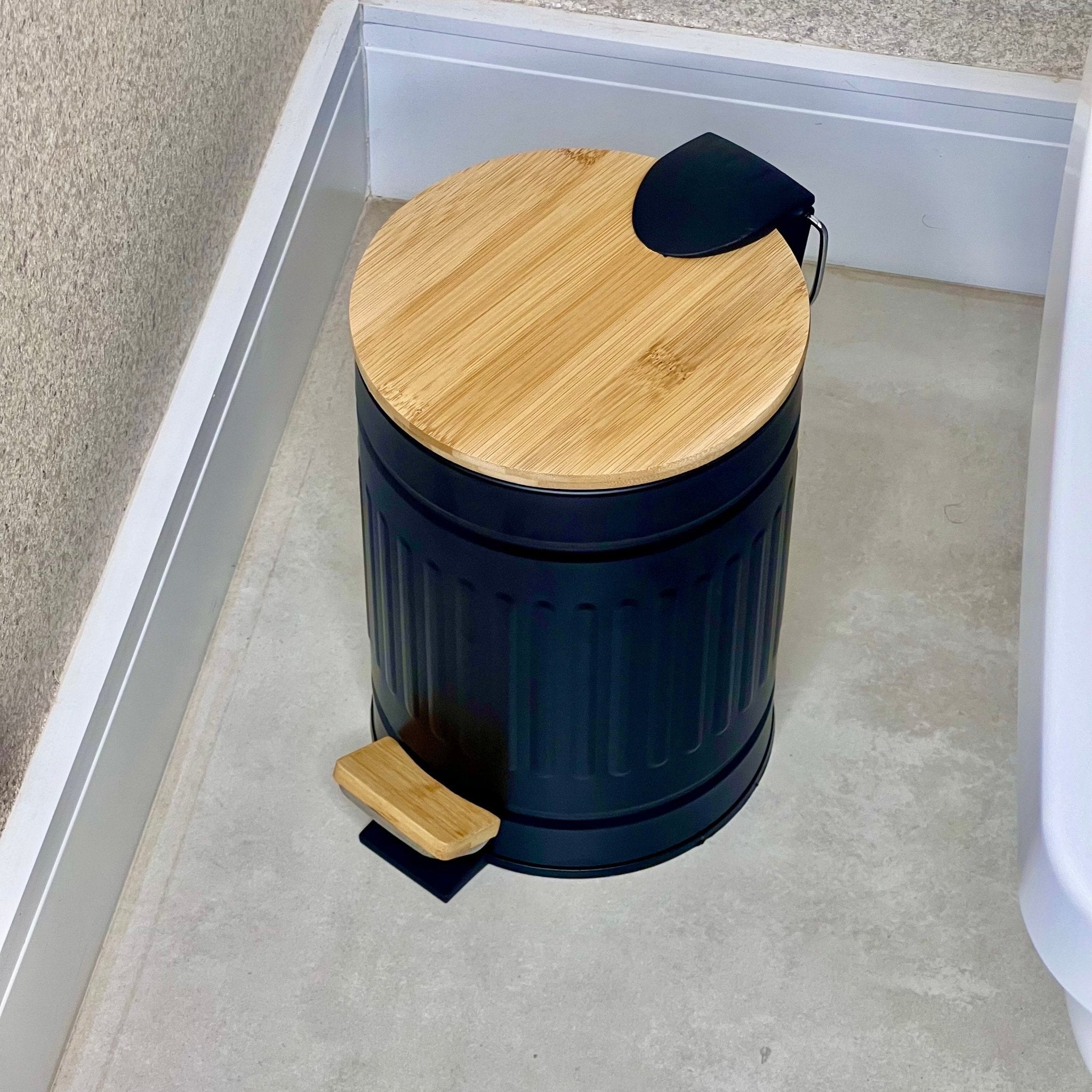 Lixeira Fluted de Metal com Tampa e Pedal de Bambu Preta 3 Litros - Ela Decora