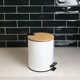 Lixeira Redonda Metal com Pedal e Tampa Bambu Branca 5 Litros