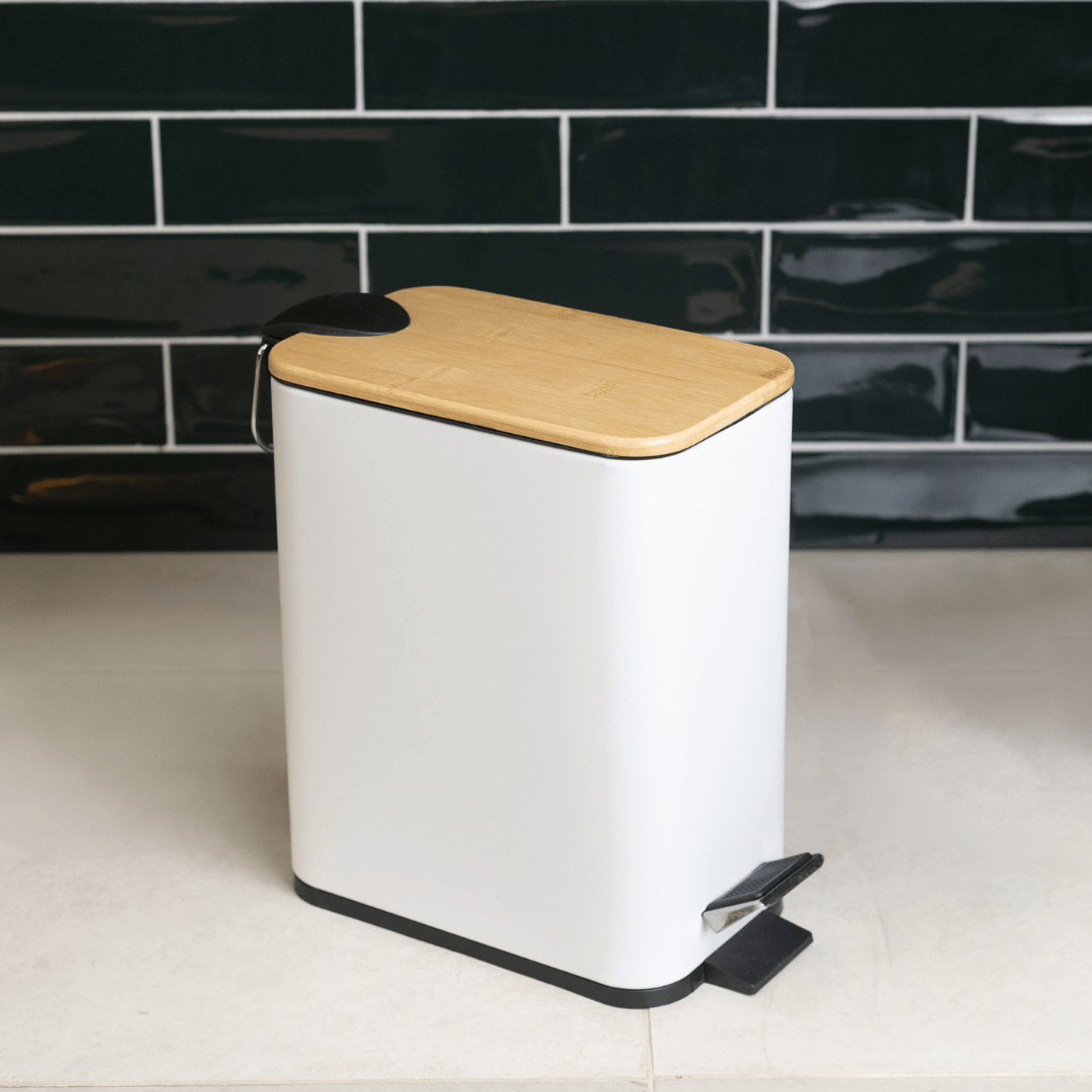lixeira branca com tampa de bambu