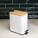 lixeira branca com tampa de bambu